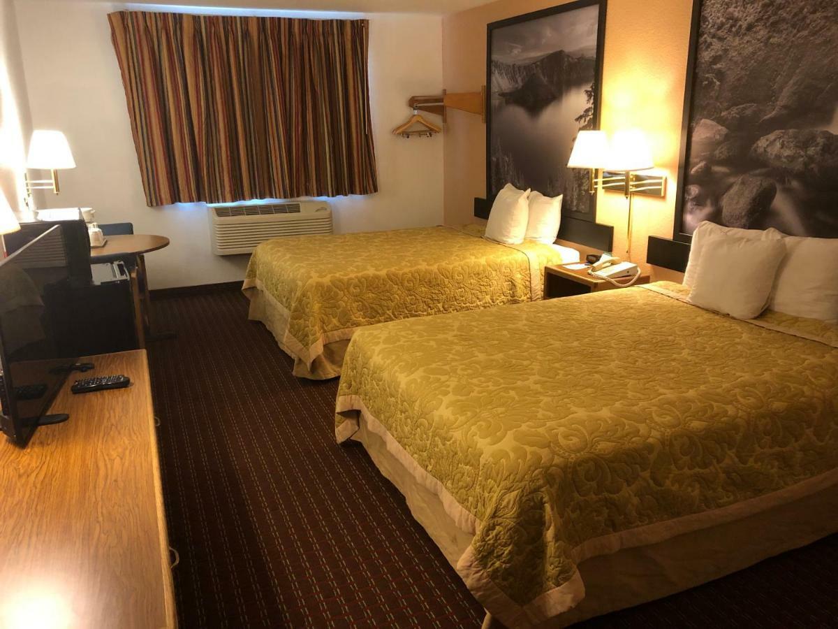 ซูเปอร์ 8 บาย วินด์แฮม เดอะ ดัลลัส ออริกอน Hotel เดอะดัลเลส ภายนอก รูปภาพ
